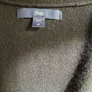 Gap Ladies Long Sleeve Black V Neck Cardigan sweater size medium